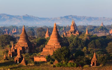 Gün doğumunda Bagan Tapınakları, Bagan, Myanmar