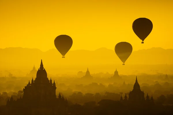 Balão sobre a planície de Bagan na manhã enevoada, Mianmar — Fotografia de Stock