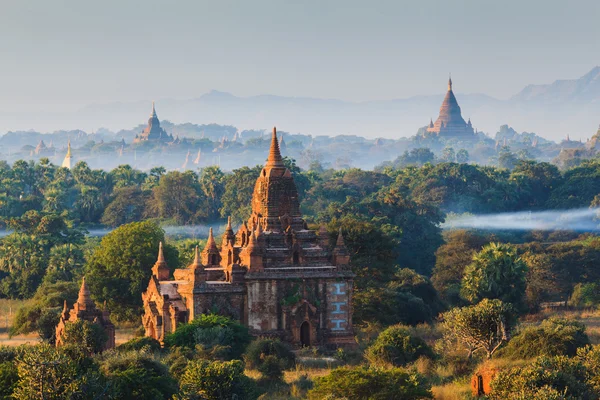 Os templos de bagan ao nascer do sol, Bagan, Myanmar — Fotografia de Stock