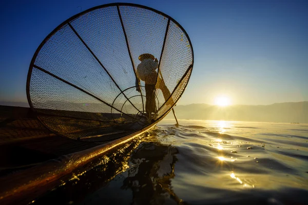 Fishermen in Inle Lake at sunrise, Shan State, Myanmar — Stock Photo, Image