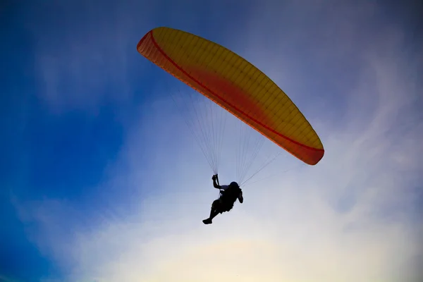 Paragliding   Silhouette on blue sky — Stock Photo, Image