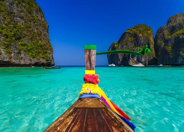 Hagyományos longtail hajóval a maya öböl, koh phi phi szigeten leh, — Stock Fotó