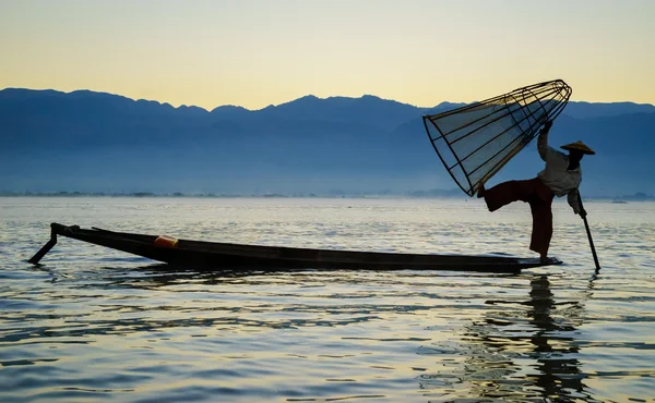 Pescadores en el lago Inle al amanecer, estado de Shan, Myanmar —  Fotos de Stock