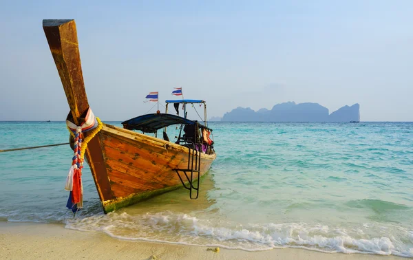 Barco de cauda longa tradicional em Koh Phi Phi Don Island, Krabi, T — Fotografia de Stock