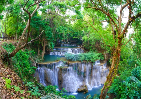 Cascada de bosque profundo en Kanchanaburi, Tailandia — Foto de Stock