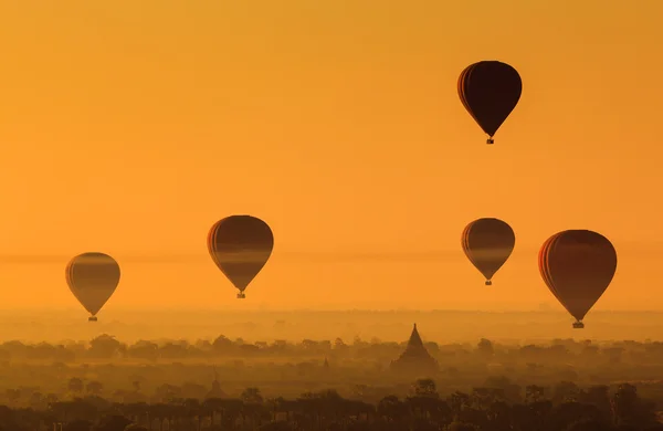 Ballon over de vlakte van bagan in mistige ochtend, myanmar — Zdjęcie stockowe