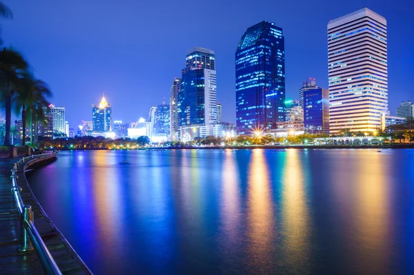 Bangkok city downtown på natten med reflektion över skyline, int. — Stockfoto