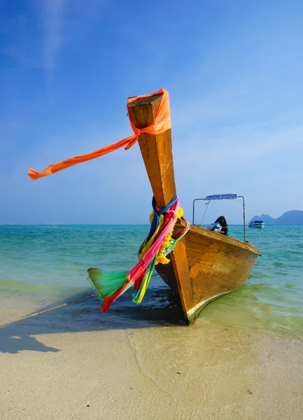 Barco de cola larga tradicional en la isla de Koh Phi Phi Leh, Krabi, Tailandia — Foto de Stock