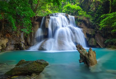 derin orman şelale içinde kanchanaburi, Tayland