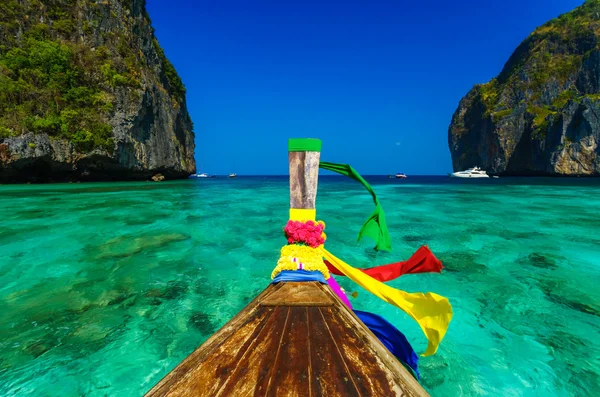 Barco de cola larga tradicional en la bahía Maya en la isla de Koh Phi Phi Leh , — Foto de Stock