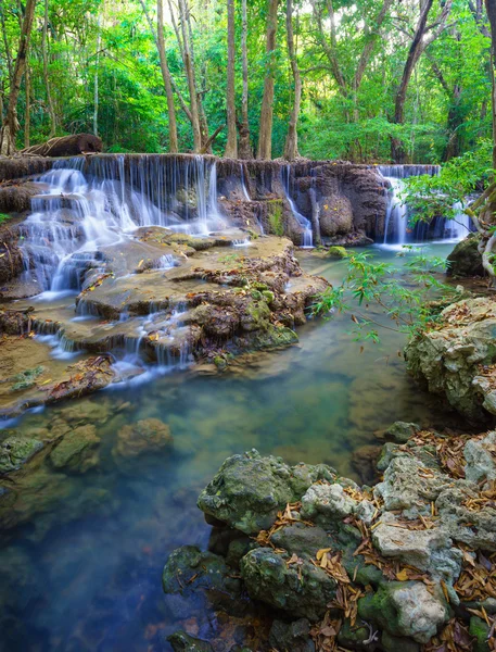 Cascada de bosque profundo en Kanchanaburi, Tailandia —  Fotos de Stock