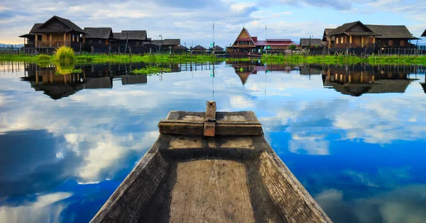 Barco em Le Lake, Shan State, Myanmar — Fotografia de Stock