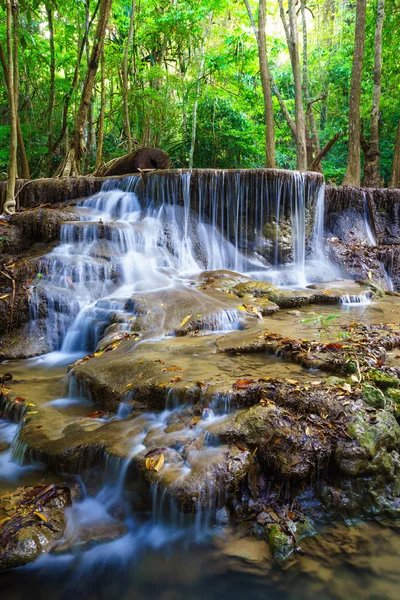 Diepe woud waterval in kanchanaburi, thailand — Stockfoto