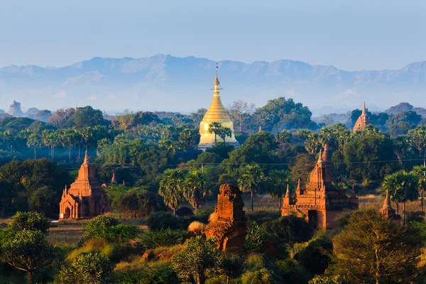 Świątynie Bagan o wschodzie słońca, Bagan, Myanmar — Zdjęcie stockowe