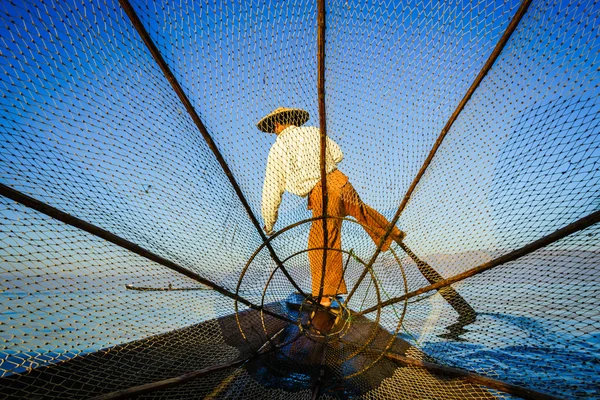 Pescadores en el lago Inle al amanecer, estado de Shan, Myanmar —  Fotos de Stock