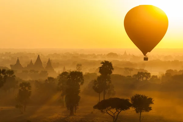 Ballon au-dessus de la plaine de Bagan dans la matinée brumeuse, Myanmar — Photo