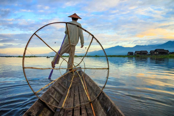 Pescadores em Inle Lake ao nascer do sol, Shan State, Myanmar — Fotografia de Stock