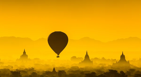 Balloon over plain of Bagan in misty morning, Myanmar — Stock Photo, Image