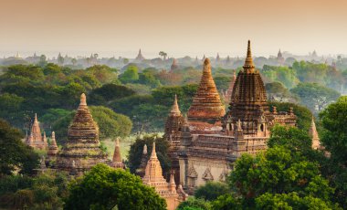 Gün doğumunda Bagan Tapınakları, Bagan, Myanmar 
