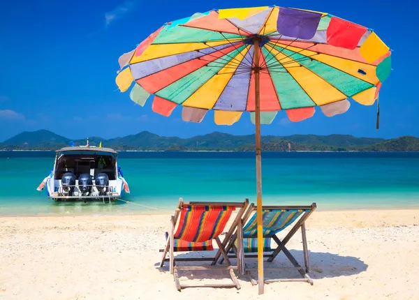 Cadeira de praia na ilha Koh Khai, Krabi, Tailândia — Fotografia de Stock
