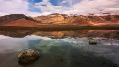 4K Timelapse dağların Hindistan 'daki doğal bir göletteki yansımaları