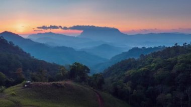 4K Hyperlapse hava görüntüsü Doi Luang Chiang Dao dağının etrafında uçan İHA, Hadubi bakış açısı, Chiang Mai, Tayland