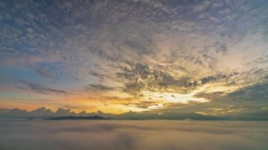 4K Timelapse sis denizi Khao Soon dağı üzerinde, Nakhon si thammarat, Tayland