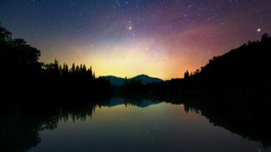 Suya, Liwong 'a, Songkhla' ya, Tayland 'a 4K Timelapse of starry and Samanyolu yansıdı