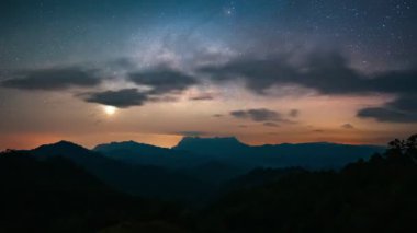 Samanyolu 'nun 4K Timelapse' si ve Hadubi bakış açısı üzerinde gün doğumu, Chiangmai, Tayland 