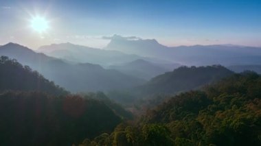 4K Hyperlapse, Tayland, Chiang Mai 'de dağa uçan insansız hava aracı görüntüsü.