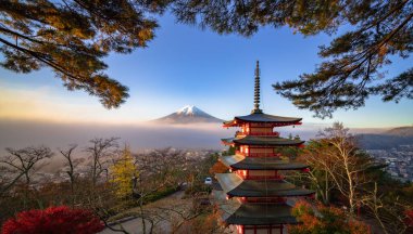 Mt. Fuji ile Chureito Pagoda Güz, Fujiyoshida, Japonya