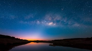 Samanyolu ve gün doğumu Sam Pan Bok Kanyonu, Ubon ratchathani, Tayland
