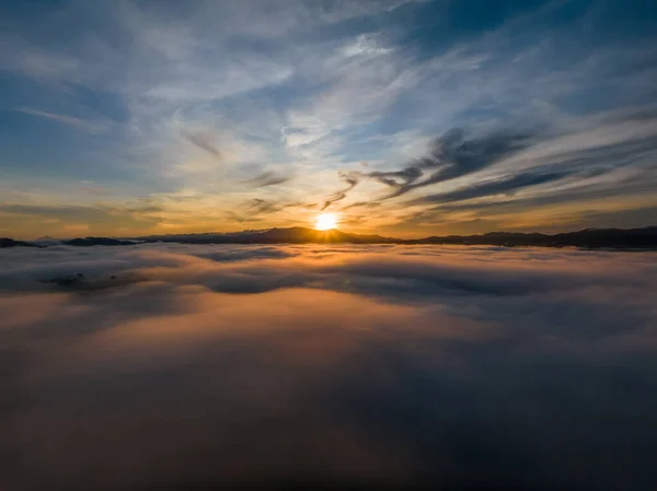 Беспилотник Летающий Над Морем Тумана Восходе Солнца Гора Кхоа Кхай — стоковое фото