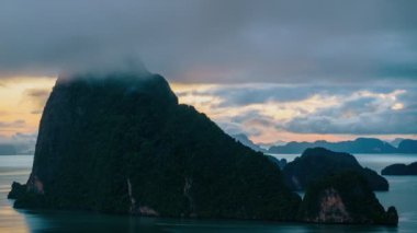 Dağın üzerinden gün doğumunun 4K saati, Samet nang she, Phang nga, Tayland