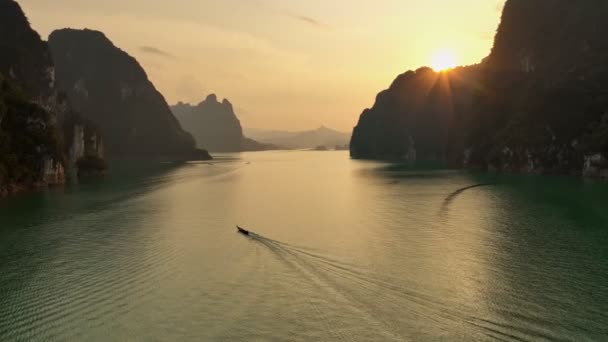 Bote Órbita Drones Vista Aérea Lago Cheow Lan Atardecer Khao — Vídeo de stock