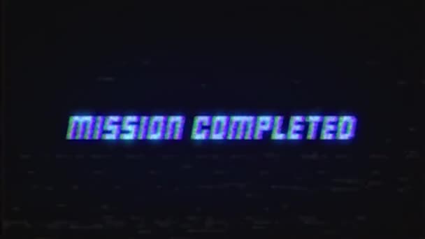 MISSION COMPLETED Retro-VHS-Fernseher mit Glitch-Effekt. Looping-Glitch-Animation des Retro-VHS-Videospielbildschirms mit der Aufschrift MISSION COMPLETED — Stockvideo