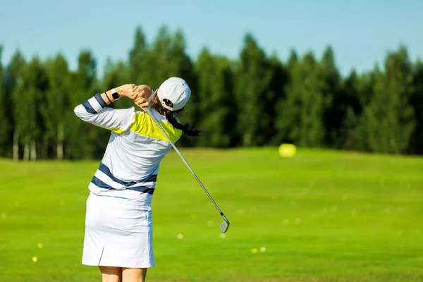 Golfer s putter na hřišti. — Stock fotografie