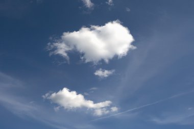 Mavi gökyüzündeki bulutlar