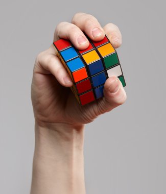 Rubik küpü onun elinde tutan adam