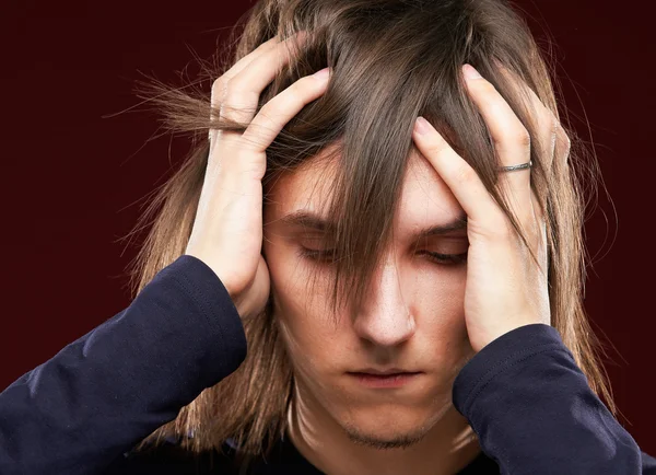 Portret chorego człowieka o migrenie — Zdjęcie stockowe