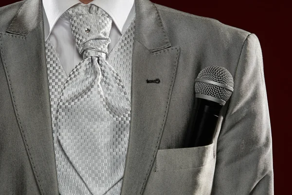 Homem de pé com microfone no bolso — Fotografia de Stock