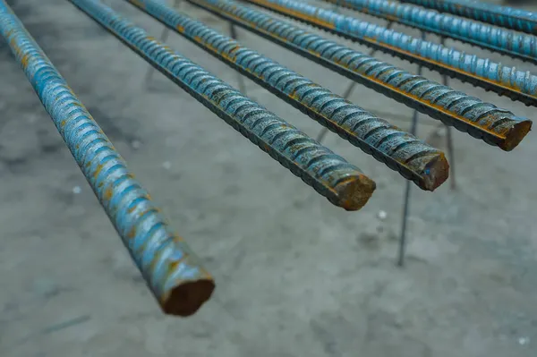 Las barras de refuerzo con un perfil periódico en los envases se almacenan en el almacén de productos metálicos —  Fotos de Stock