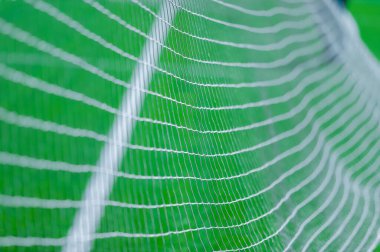 Futbol sahasındaki yeşil çimlerin arka planına karşı yakın plan golleri