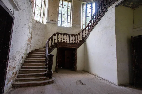 Vista inferior de una escalera de madera en un antiguo castillo en colores claros — Foto de Stock