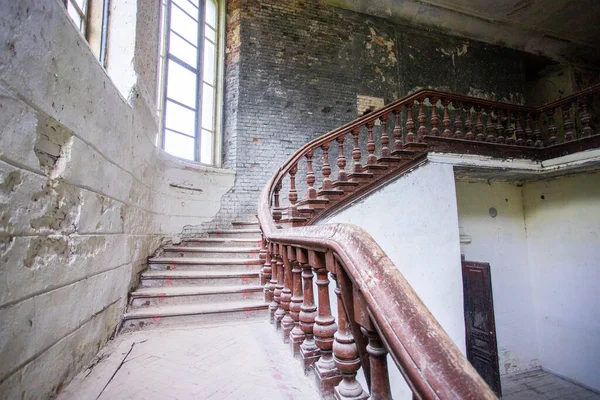Widok dolny drewnianych schodów w starym zamku w jasnych kolorach Zdjęcia Stockowe bez tantiem