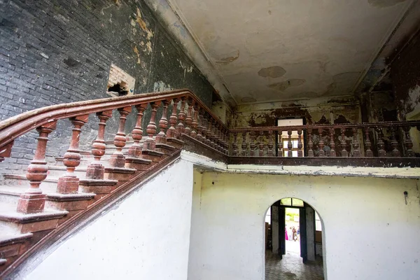 Vista inferior de una escalera de madera en un antiguo castillo en colores claros — Foto de Stock