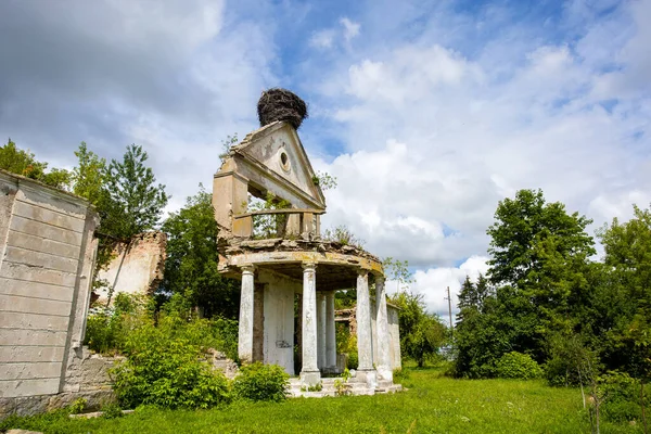 Antiguo edificio en ruinas con columnas rodeadas de árboles verdes — Foto de Stock