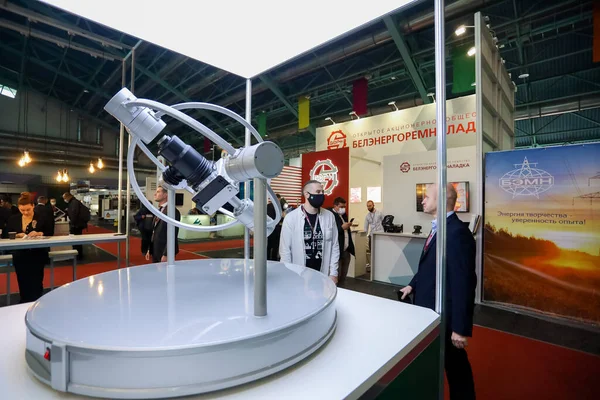 Minsk. Bielorrússia: 12.10.2021 - Dispositivos de demonstração, equipamentos na exposição estão na exposição Energy Expo em Minsk. Bielorrússia. — Fotografia de Stock