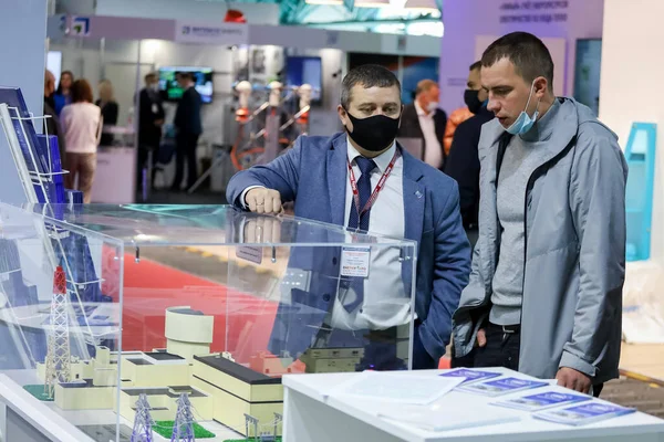 Minsk. Bělorusko: 12.10.2021 - Návštěvníci se procházejí mezi stánky na výstavě Energy Expo v Minsku. Bělorusko. — Stock fotografie
