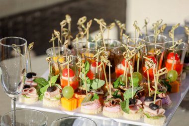 Açık büfedeki beyaz tabakta aperatifler.